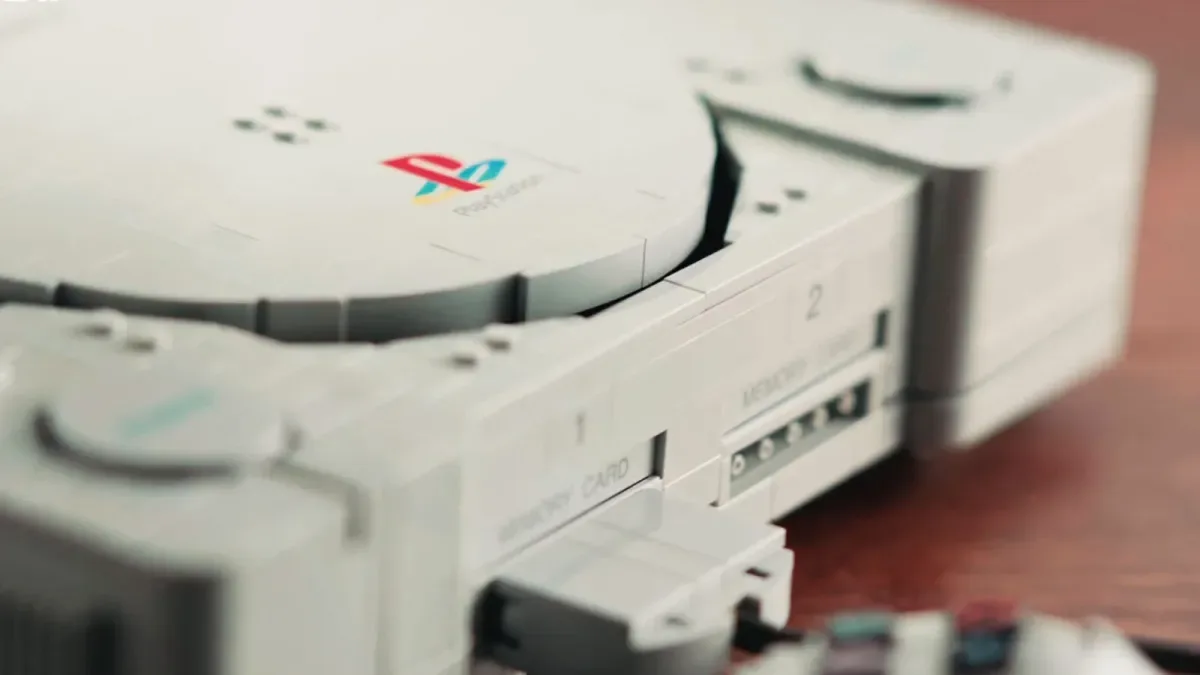 LEGO показала набор PlayStation в стилистике оригинальной консоли 1994 года