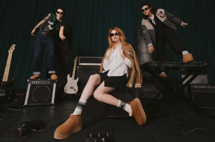 MUNA стала лицом новой back-to-school кампании UGG