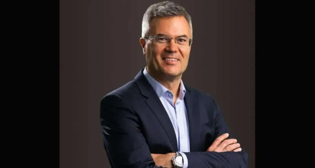 Экс-CFO Warner Music продал акций на $1,87 млн перед уходом из компании