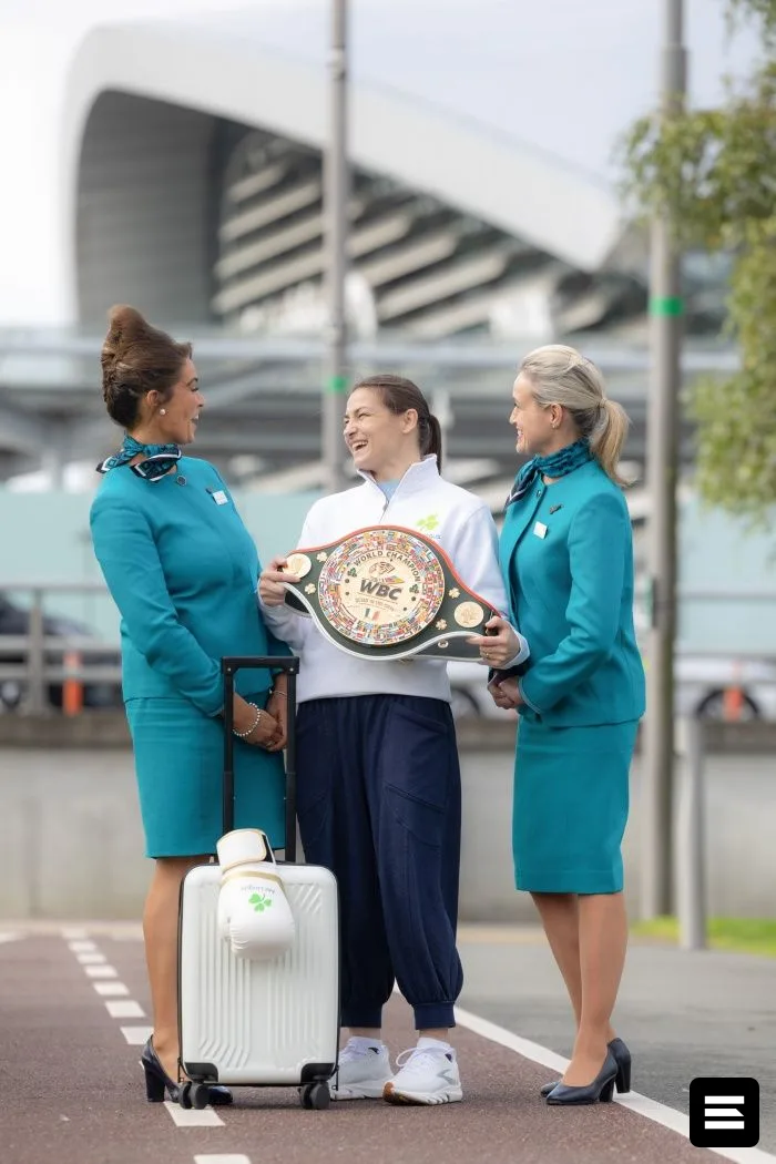 Бортприслуживающие Aer Lingus встретили чемпионку Кэти Тейлор