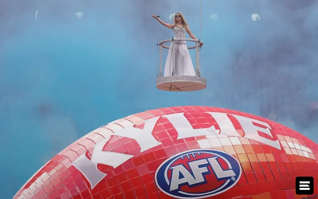 Кайли Миноуг выступила на финале AFL Grand Final в Мельбурне