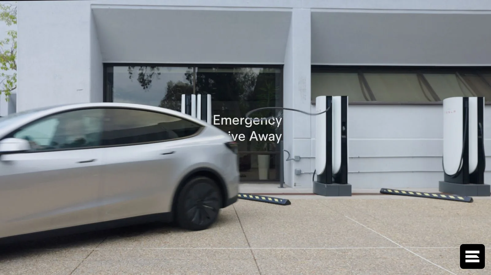 Tesla добавила функцию экстренного отъезда с подключенной зарядкой
