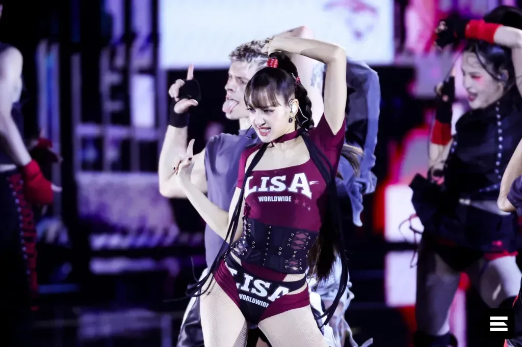 LISA исполнила триумфальный «SaWaDiKa» на MTV VMA 2026 в честь Таиланда