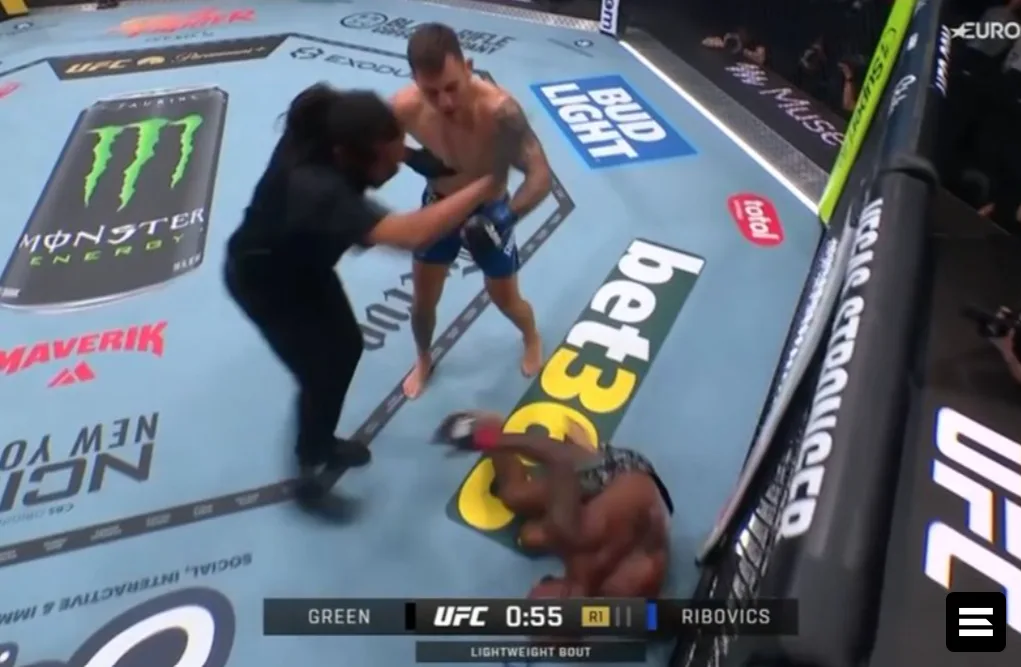 Esteban Ribovics одержал победу над King Green на UFC 332 техническим нокаутом