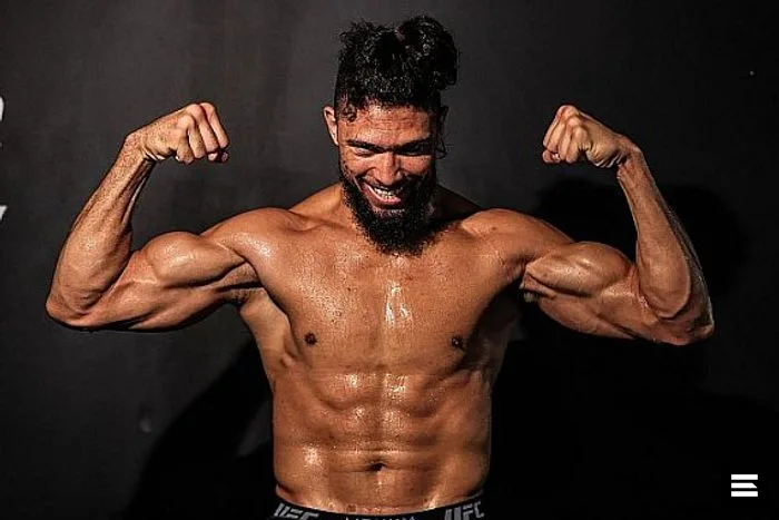 Джонни Уокер бросил вызов ветерану UFC после дебюта в тяжелом весе