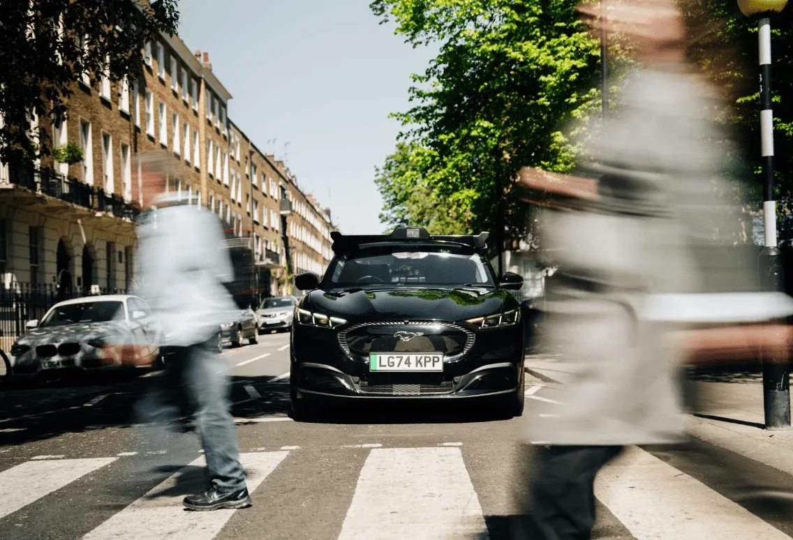 Uber и Wayve запустили в Лондоне беспилотные поездки под присмотром водителя