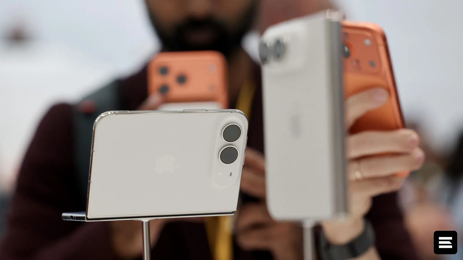 iPhone Duo и Xiaomi 18 Fold: сравнение дизайна, экранов и прочности