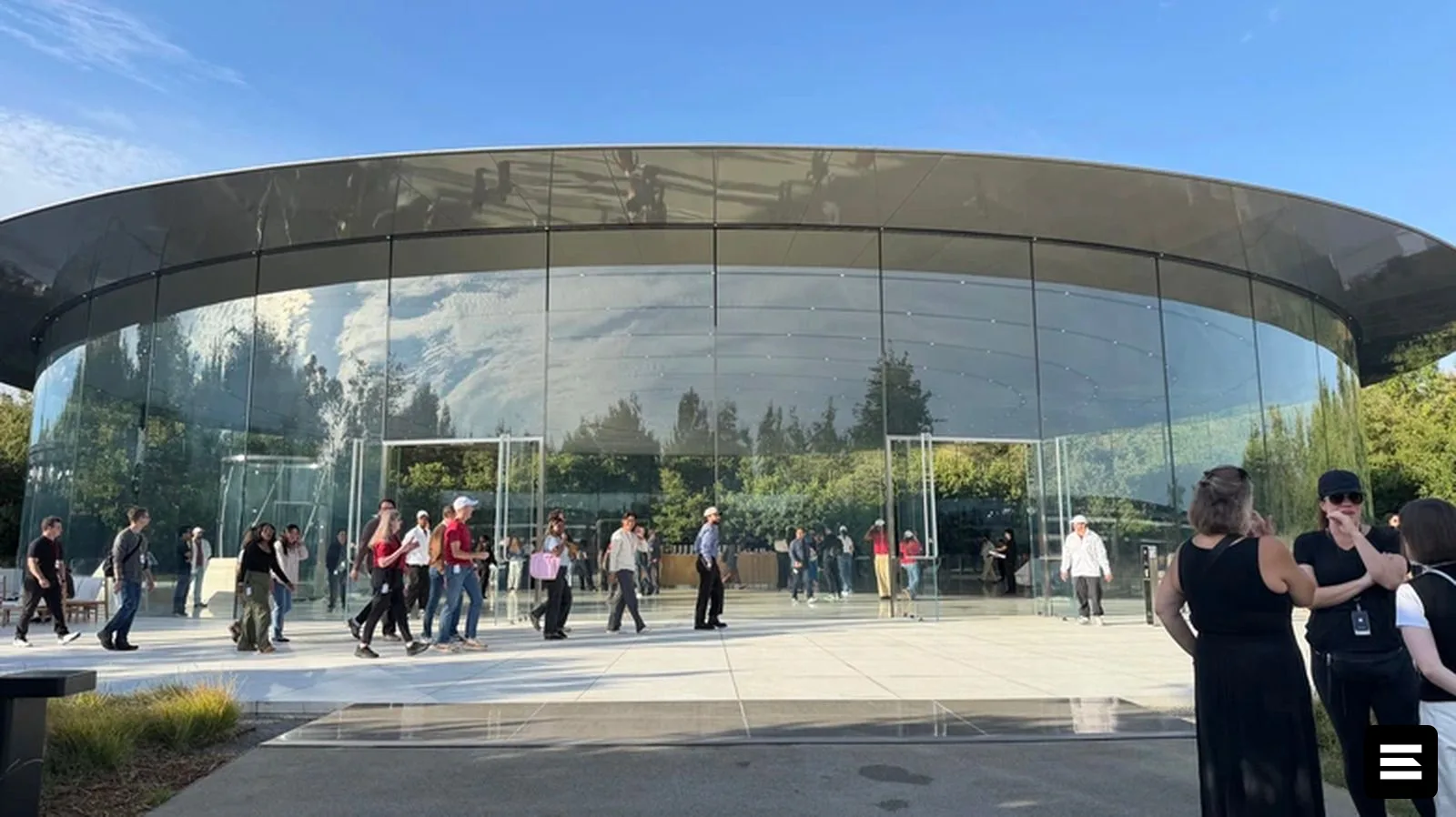 Apple представила складной iPhone Duo на внеплановом мероприятии 'Surprise and shine'
