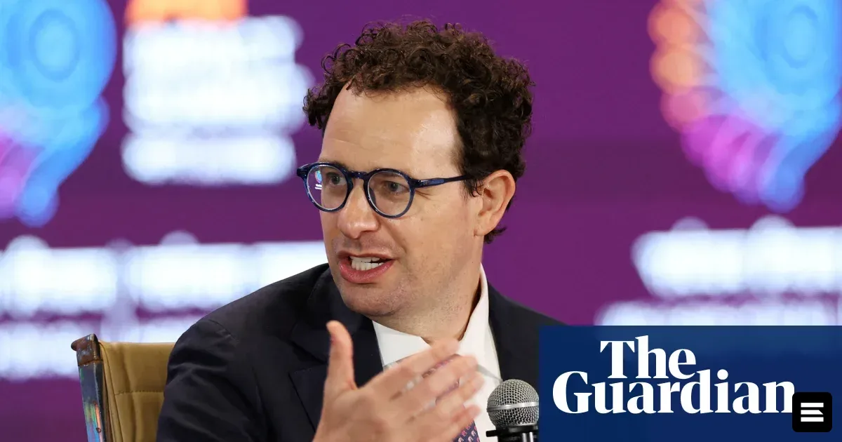 Глава Anthropic призвал индустрию ИИ замедлить разработку
