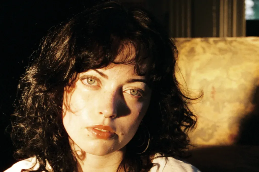 Вайолет Гроул исполнила акустический кавер на «High» группы The Cure для Triple J