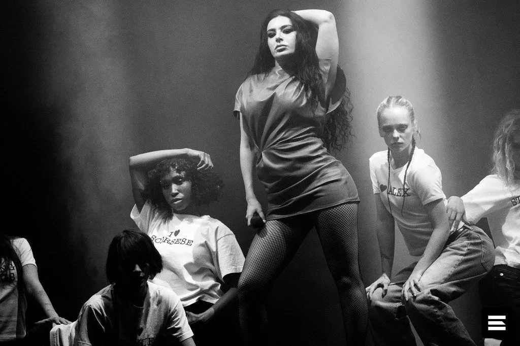 Charli XCX бросает вызов себе в туре Music, Fashion, Film