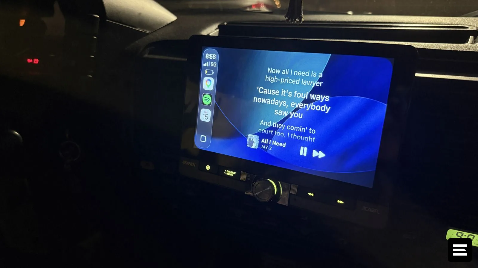 Приложение Dynamic Lyrics позволяет отображать тексты песен на Apple CarPlay