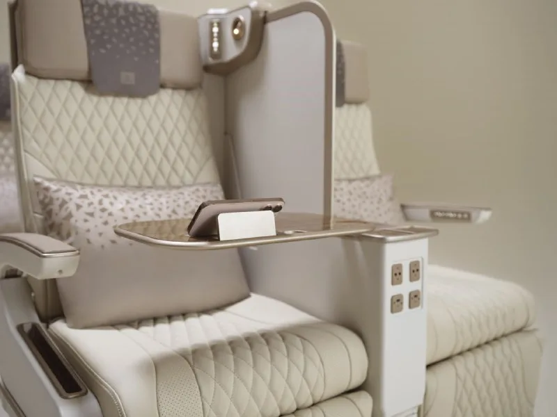 Emirates показала кресло премиум-эконома с выдвижной ширмой между пассажирами