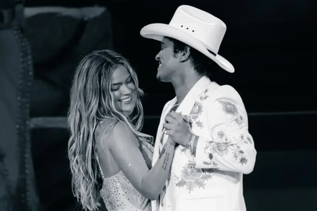 Karol G и Bruno Mars показали закулисье совместного клипа «Still»
