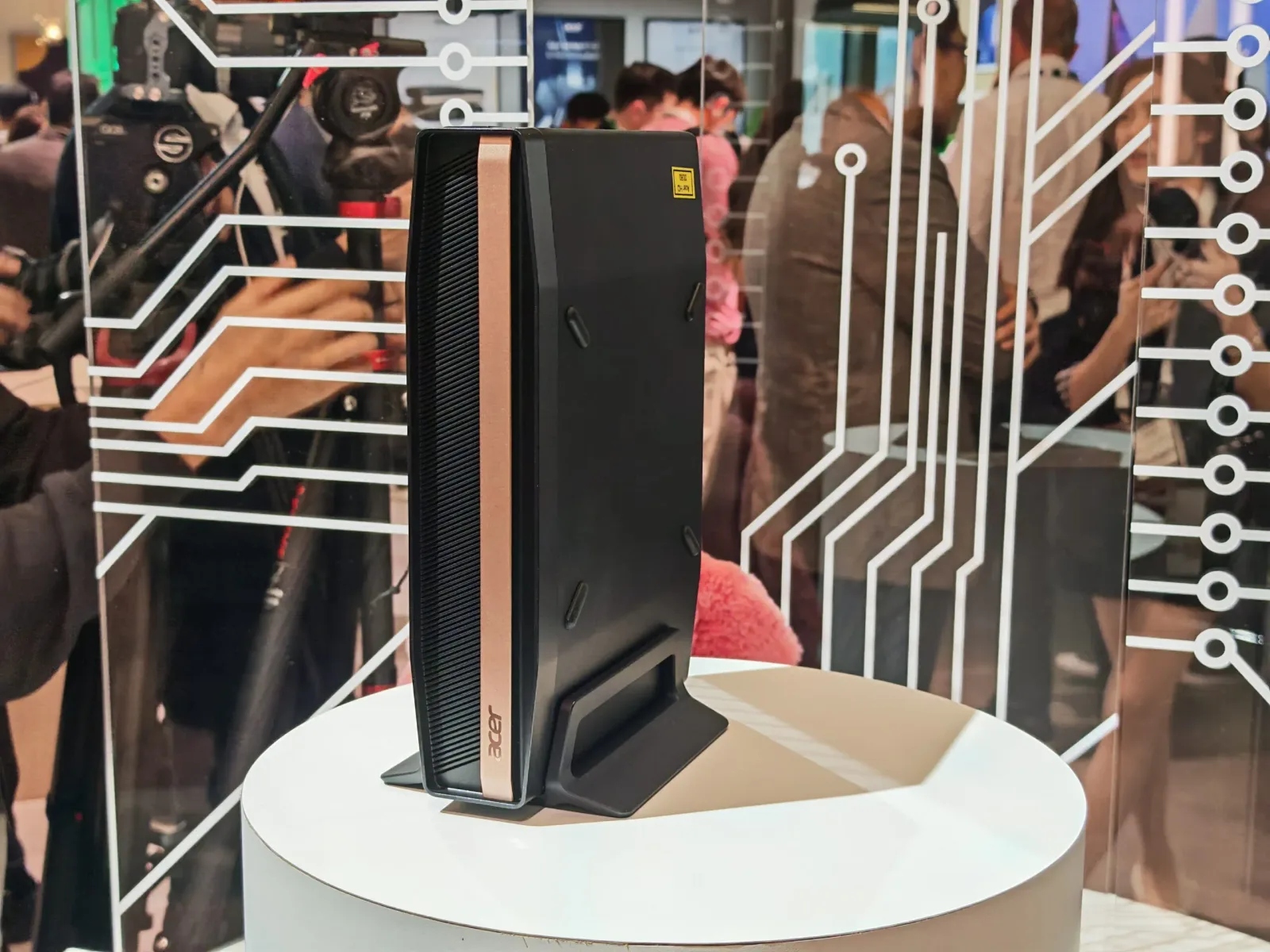 Acer показала мини-ПК с суперчипом NVIDIA RTX Spark