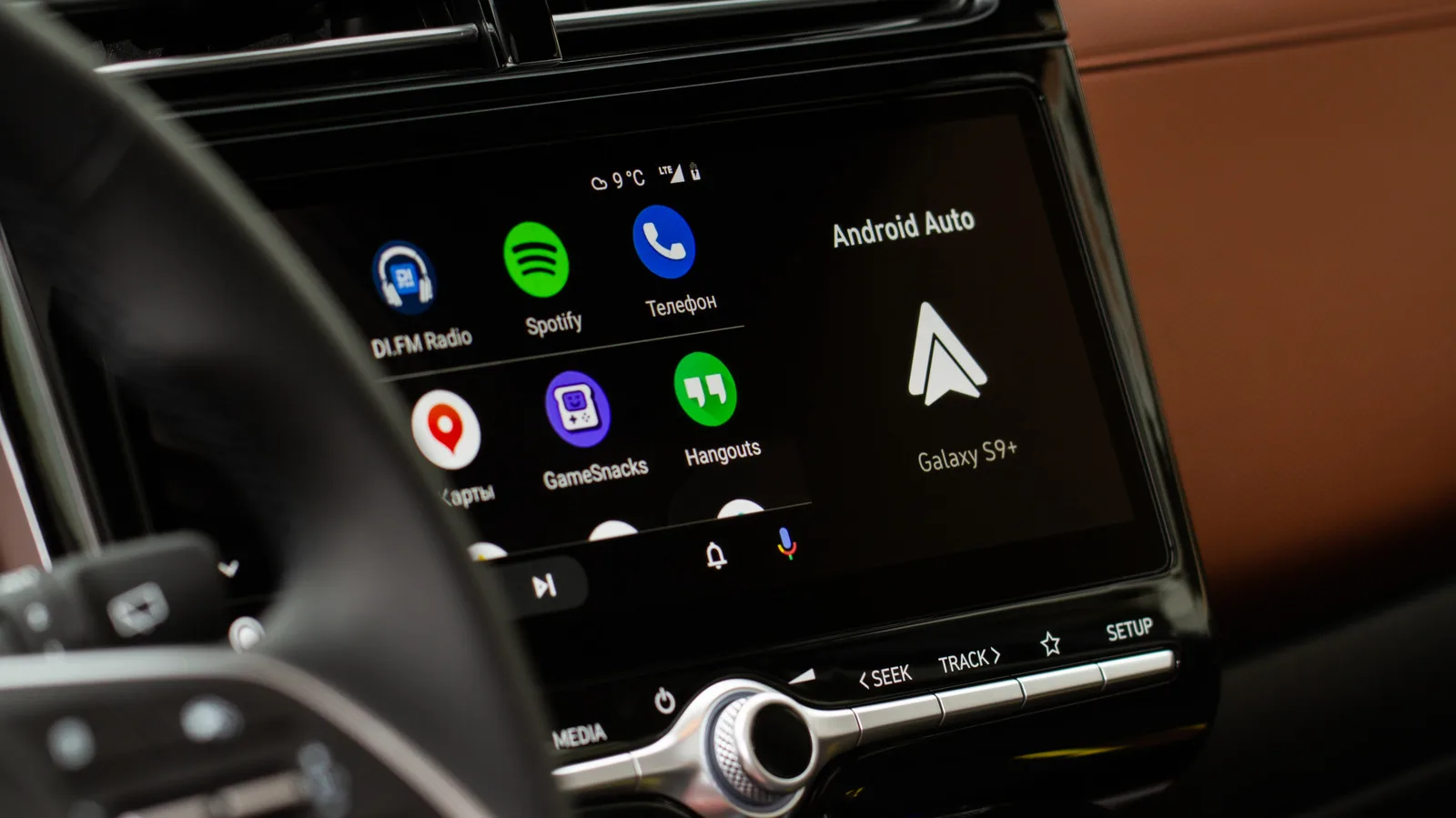 Почему Android Auto сам снижает громкость музыки