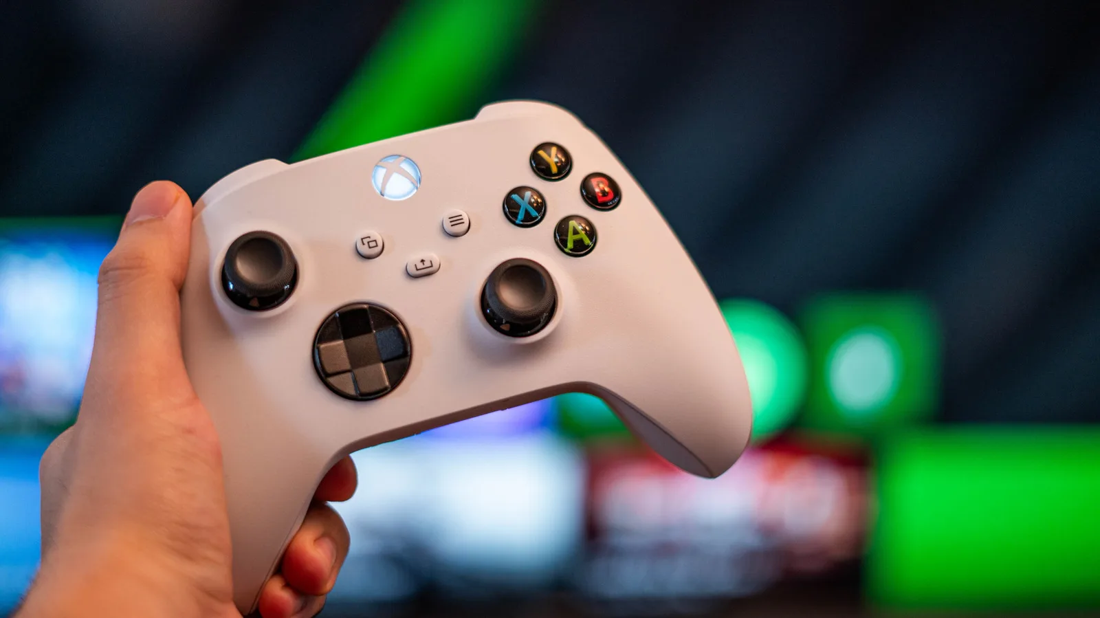Microsoft по-прежнему кладёт в комплект Xbox батарейки AA — и у пользователей есть альтернатива