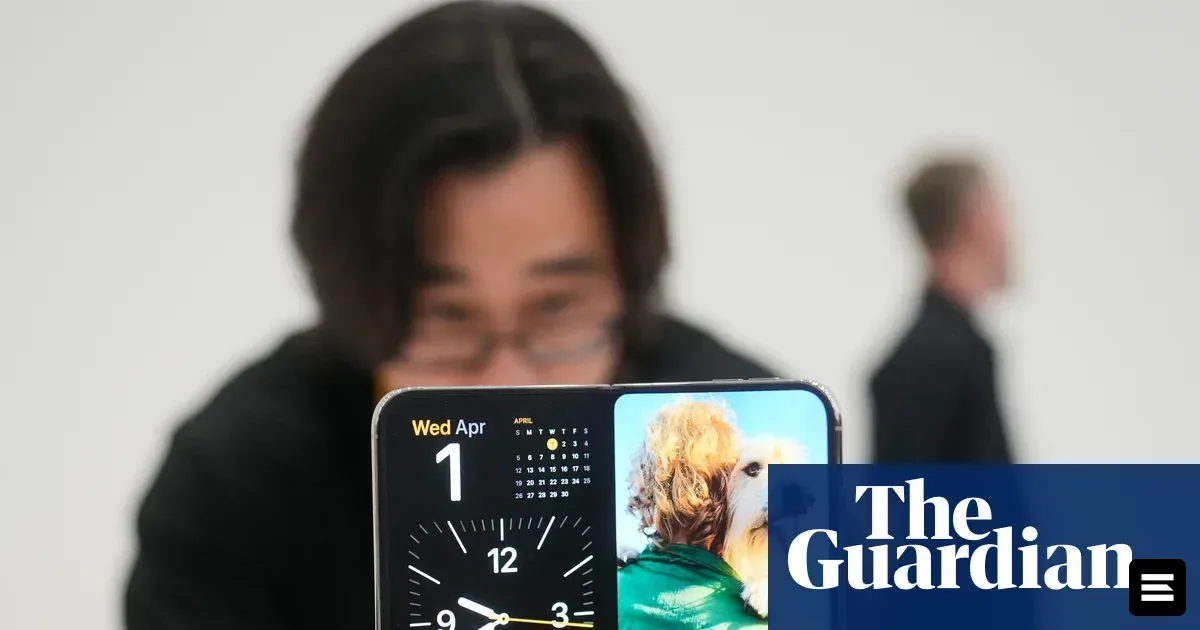 Apple представила складной iPhone Duo — первый тест для нового CEO
