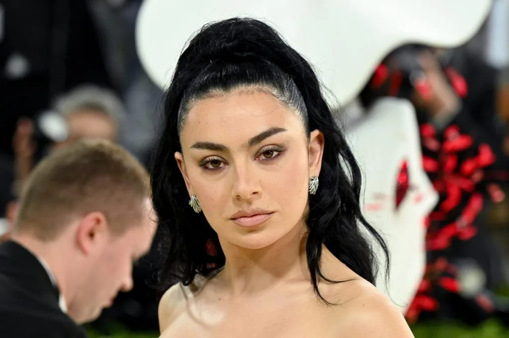 Grimes и Charli xcx подтвердили совместную запись «Witch v Witch»