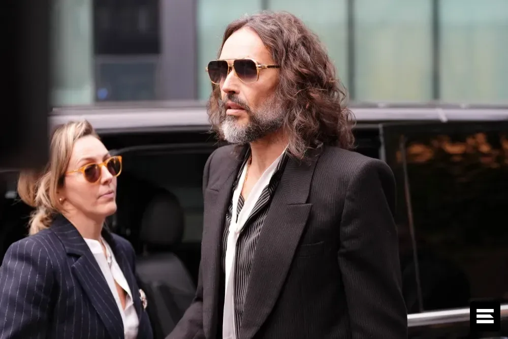 Russell Brand назвали безжалостным и жаждущим секса в открытии суда по делу о изнасилованиях