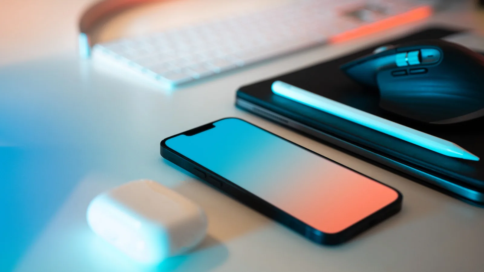 Почему iPhone дороже iPad, хотя он меньше