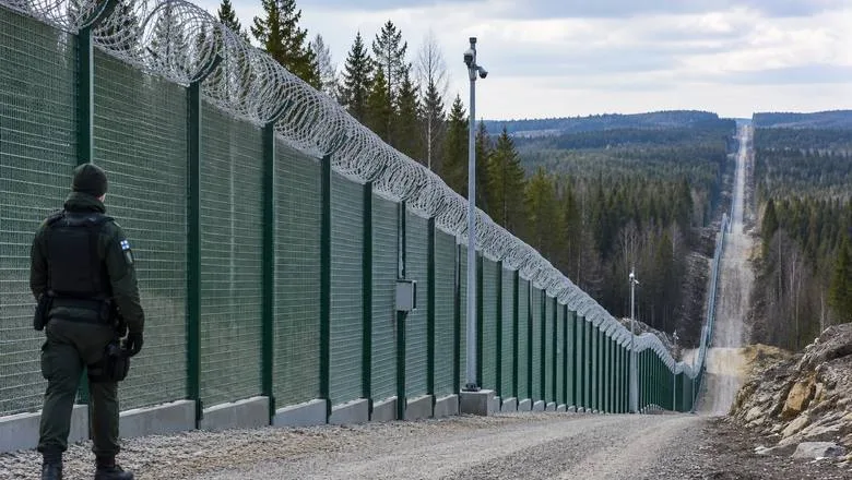 Финляндия завершила строительство 200-километрового забора на границе с Россией
