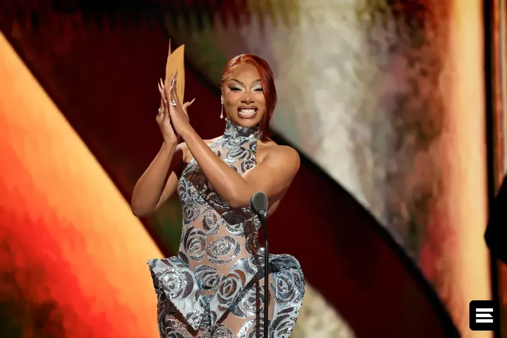 Megan Thee Stallion начала сезон Хэллоуина с фотосессии с тыквой на голове