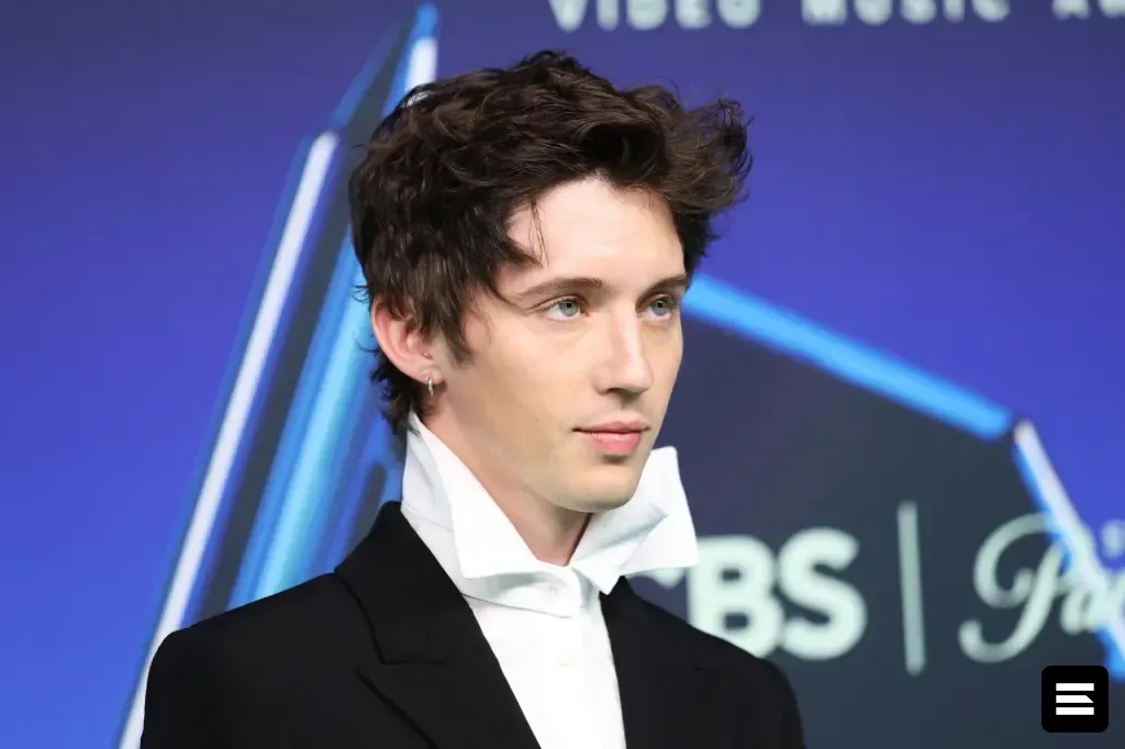 Троу Сиван и Role Model танцуют под новый трек «Cowboy»