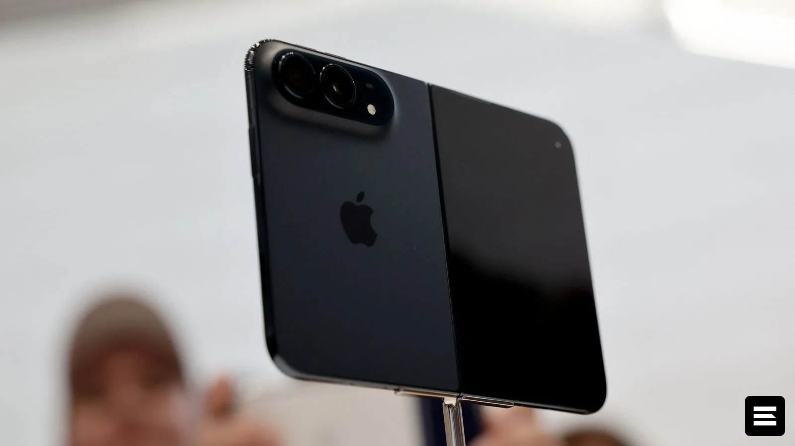 Apple iPhone Duo и Motorola Razr Ultra: сравнение складных смартфонов